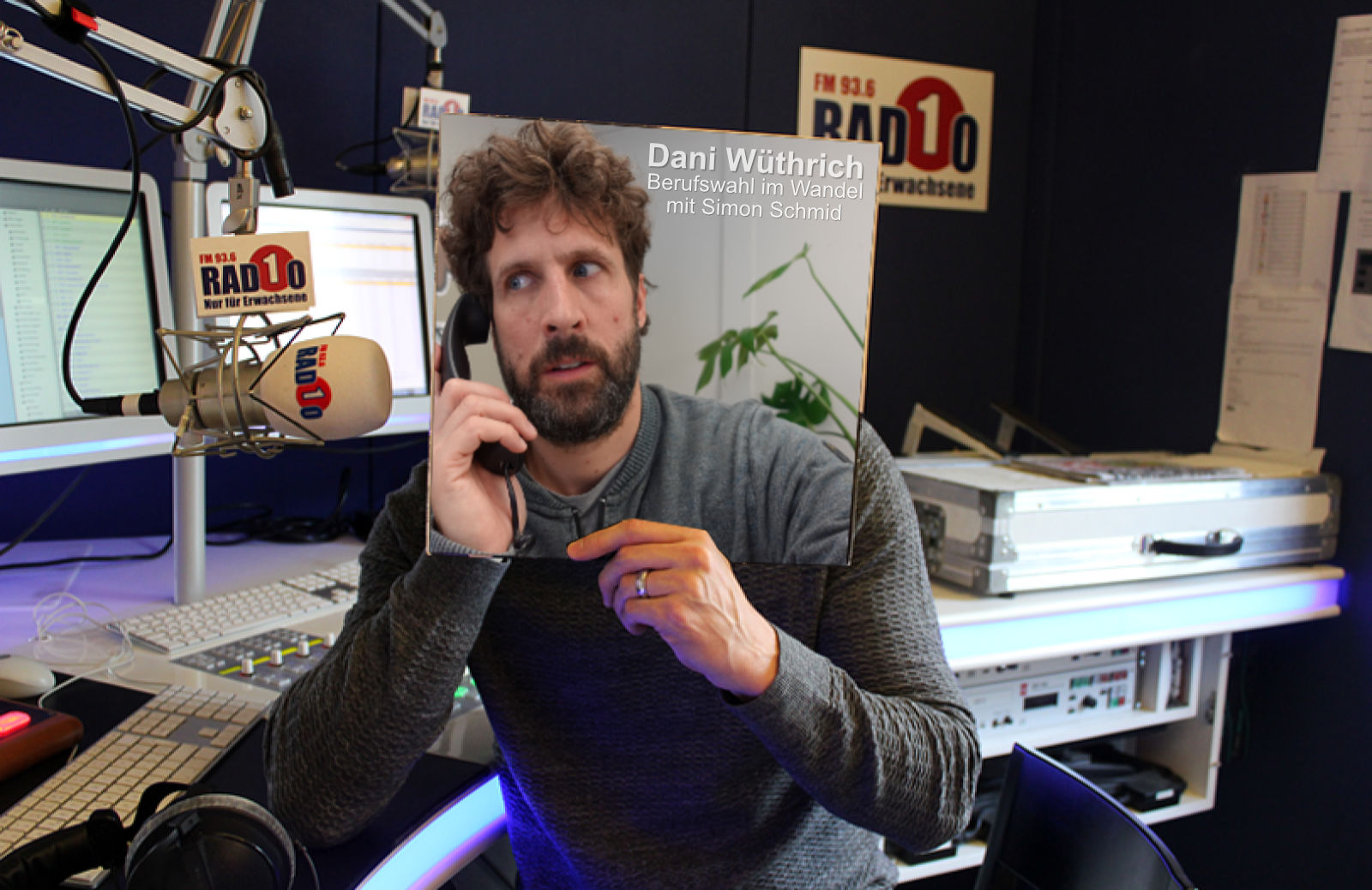 Ein Bild des Radiostudios mit Mikrofon und Dani Wüthrich, der ein Schaltplattencover mit der Aufschrift "Berufswahl im Wandel" und dem Gesicht von Simon Schmid mit Telefonhörer vor sich hält.